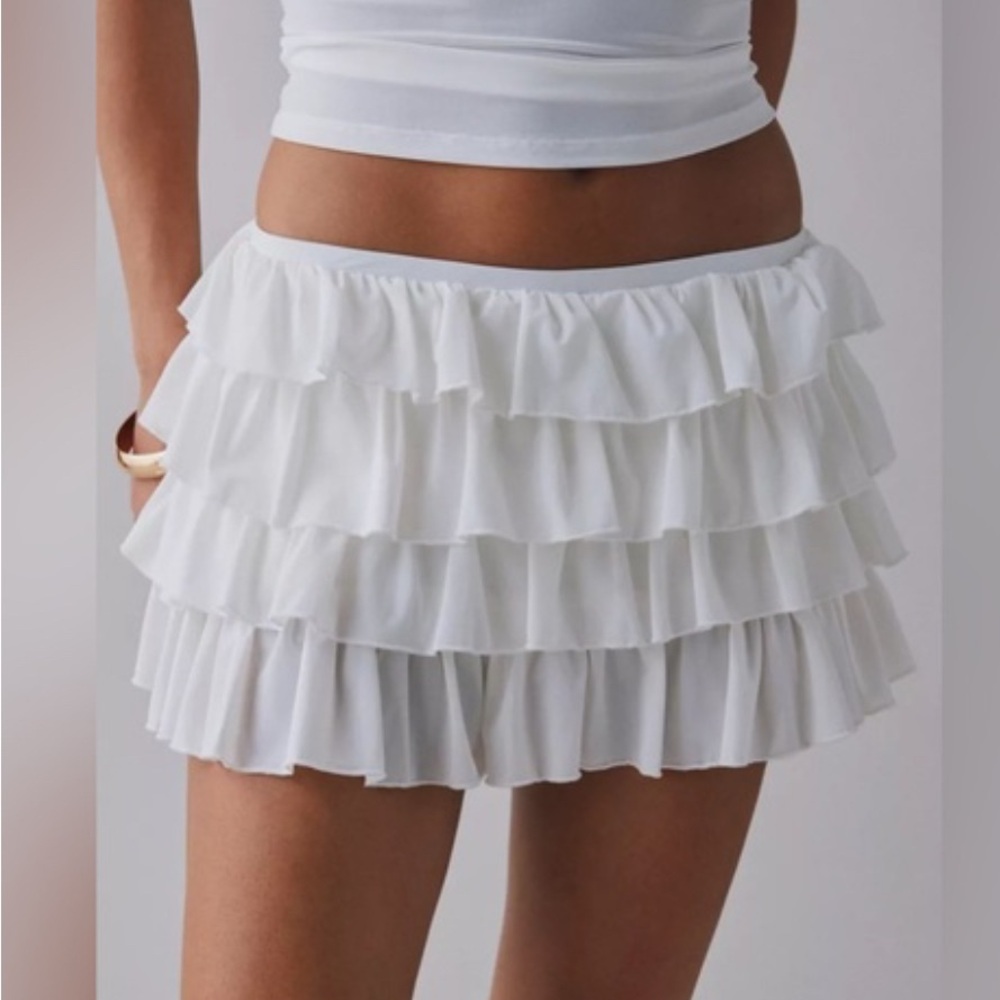 URBAN OUTFITTERS White Ruffled Mini Skirt - XL‎